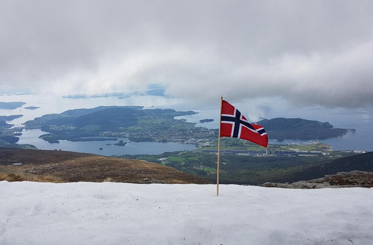 Husnes Sentrum Hotell Buitenkant foto